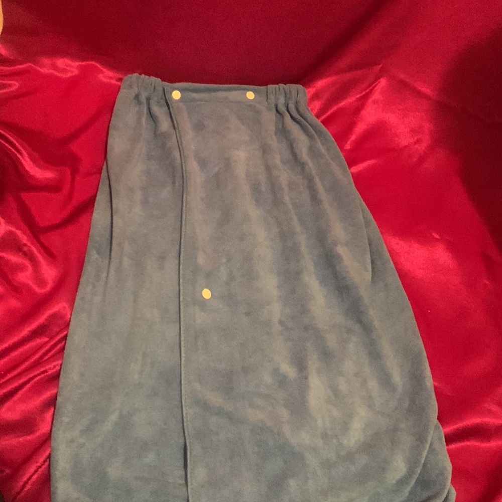 Super absorbent towels skirt with snaps to close and adjustable size